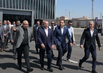 رئيس الوزراء يستهل جولته بالعاشر من رمضان بتفقد مصنع قنديل للصلب