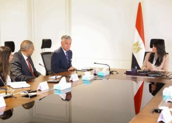 وزيرة التخطيط تلتقي نائب رئيس مجلس إدارة ورئيس النمو الاستراتيجي بـ”ماستركارد” العالمية