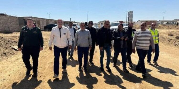 وزير الإسكان يتابع مشروعات المرافق والطرق لأراضي “بيت الوطن” و”الأكثر تميزا” بالقاهرة الجديدة