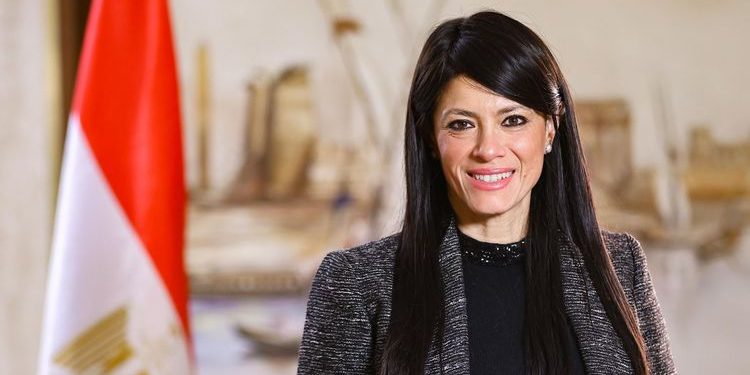 وزيرة التخطيط وزيرة التخطيط تستعرض تقريرًا حول الموقف التنفيذي للمرحلة الأولى من المشروع القومي لتطوير الريف المصري