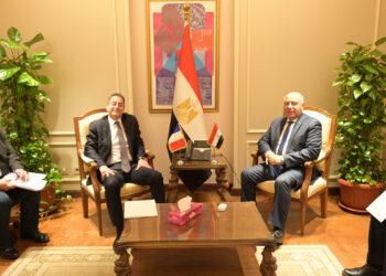 وزير الصناعة والنقل  يبحث مع السفير الفرنسي بالقاهرة المخطط الزمني لبدء انشاء مجمع الستوم الصناعي