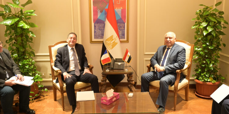 وزير الصناعة والنقل  يبحث مع السفير الفرنسي بالقاهرة المخطط الزمني لبدء انشاء مجمع الستوم الصناعي