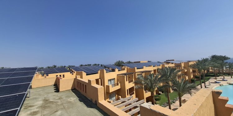 مركز تحديث الصناعة يقدم الدعم الفني لمحطتين للطاقة الشمسية في فندقين بشرم الشيخ