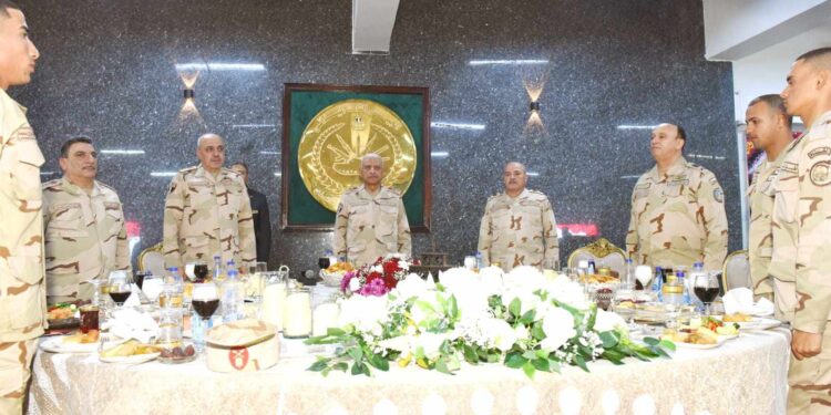 وزير الدفاع يشارك مقاتلى الجيش الثالث الميدانى وقوات شرق القناة لمكافحة الإرهاب تناول وجبة الإفطار