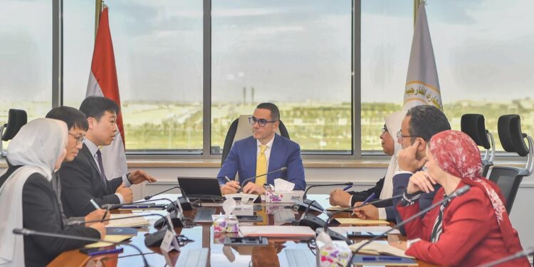 وزير الاستثمار يلتقى الرئيس التنفيذي لشركة سامسونج- مصر لاستعراض مشروعات الشركة وخططها التوسعية بالسوق المصري.