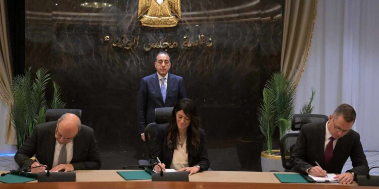 رئيس الوزراء يشهد توقيع اتفاقية مع مؤسسة التمويل الدولية