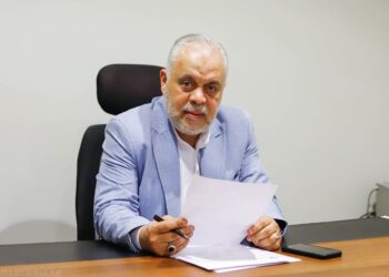 أشرف زكي يعزي أسرة إيناس النجار ويعتذر عن غيابه لإدائه العمرة