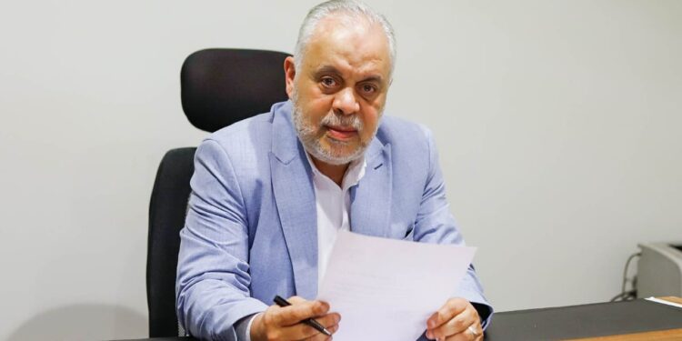 أشرف زكي يعزي أسرة إيناس النجار ويعتذر عن غيابه لإدائه العمرة