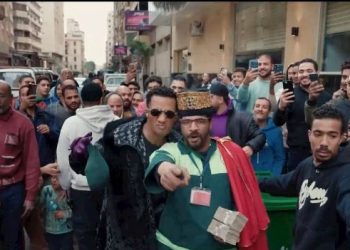 محمد رمضان يهدى عامل قناوى 100 ألف جنيه ويرقص معه صعيدى