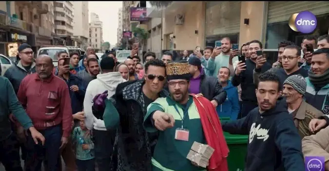 محمد رمضان يهدى عامل قناوى 100 ألف جنيه ويرقص معه صعيدى