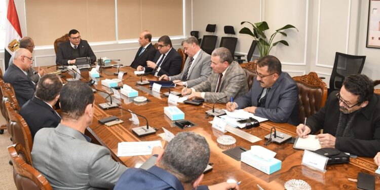 وزير الإسكان يتابع موقف المشروعات التي يتم تنفيذها ضمن المبادرة الرئاسية “حياة كريمة”