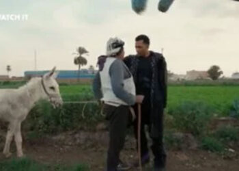 محمد رمضان يهدى مزارعا 100 ألف جنيه.. والفائز: إوعى تكون الفلوس مزورة