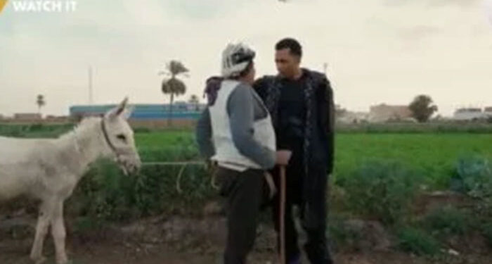 محمد رمضان يهدى مزارعا 100 ألف جنيه.. والفائز: إوعى تكون الفلوس مزورة