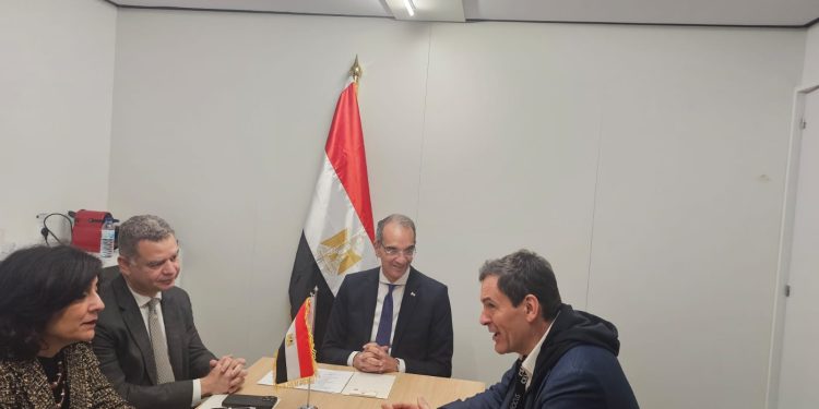 وزير الاتصالات يلتقي مسئولى شركات عالمية لجذب استثمارات جديدة في التعهيد
