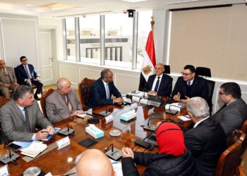 وزير الإسكان ومحافظ الأقصر يستعرضان عددا من الحلول الجذرية لرفع كفاءة منظومة مياه الشرب والصرف الصحى