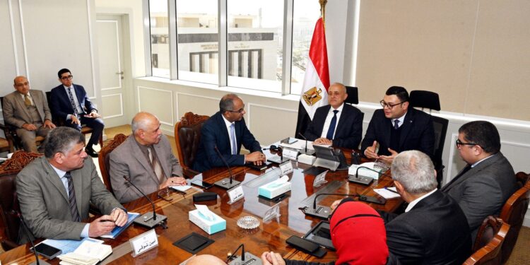 وزير الإسكان ومحافظ الأقصر يستعرضان عددا من الحلول الجذرية لرفع كفاءة منظومة مياه الشرب والصرف الصحى