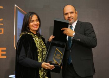 المنتدى السنوي للمسؤولية المجتمعية في مصر يكرم هنا طه