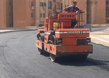 “الإسكان”: تنفيذ أعمال تطوير ورفع كفاءة طرق بمدينتي 15 مايو والشروق
