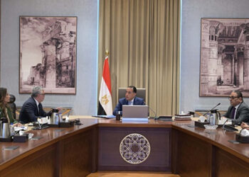 رئيس الوزراء يتابع مع رئيس الهيئة العامة للمنطقة الاقتصادية لقناة السويس مستجدات العمل وجهود جذب الاستثمارات