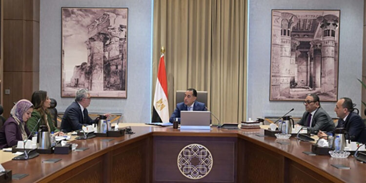 رئيس الوزراء يتابع مع رئيس الهيئة العامة للمنطقة الاقتصادية لقناة السويس مستجدات العمل وجهود جذب الاستثمارات