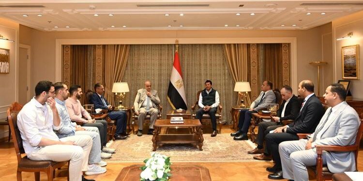 وزير الشباب والرياضة يُكرم أبطال منتخب سلاح السيف بعد فوزه بذهبية بطولة العالم