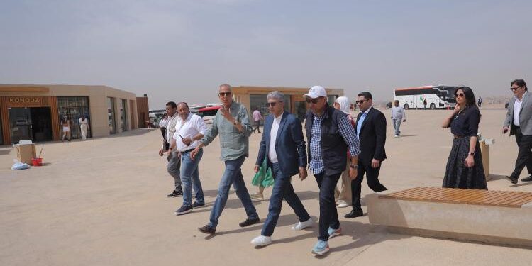 وزير السياحة يتفقد اللمسات النهائية لمشروع تطوير الخدمات بمنطقة أهرامات الجيزة قبل يومين من بدء التشغيل التجريبي