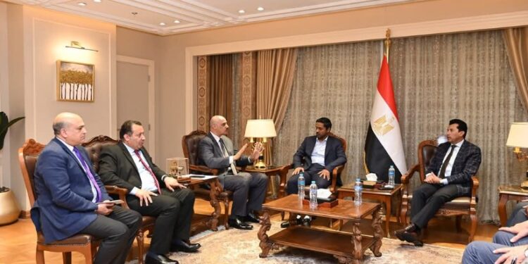وزير الشباب والرياضة يبحث آليات تنظيم دوري نزلاء مراكز الإصلاح والتأهيل لكرة القدم – 2025″