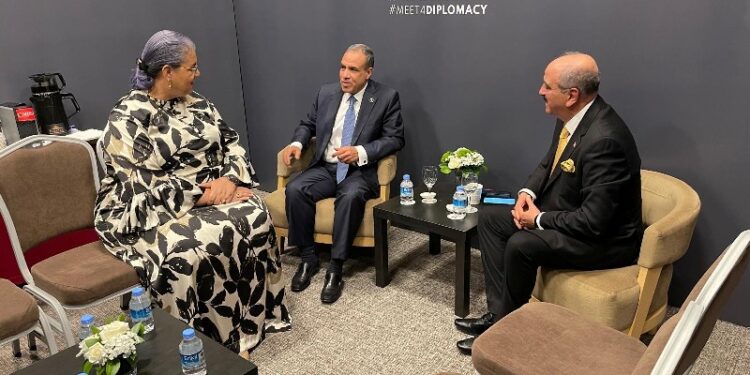 وزير الخارجية والهجرة يعقد لقاءًا في أنطاليا مع نظيره التونسي والمبعوثة الأممية إلى ليبيا