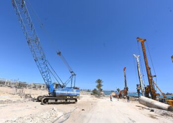 وزير الإسكان يتفقد أعمال رفع كفاءة طريق الازدواج وإنشاء سور منطقة الشانزلزيه والبوغاز الرئيسي بمركز مارينا العلمين السياحي