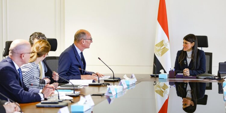 وزيرة التخطيط تبحث مع نائب رئيس البنك الأوروبي لإعادة الإعمار والتنمية تداعيات التطورات الاقتصادية العالمية ومستقبل العلاقات بين الجانبين