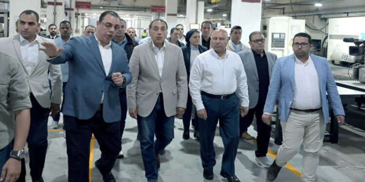 رئيس مجلس الوزراء يتفقد مصانع شركة طيبة للصناعات المتطورة