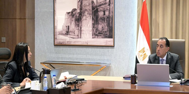 رئيس الوزراء يتابع مع وزيرة التضامن الاجتماعي ملفات عمل الوزارة