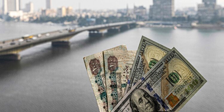 سعر الدولار مقابل الجنيه المصري ينخفض اليوم الأربعاء 16 أبريل في 8 بنوك