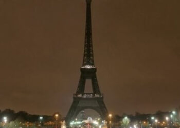 برج “إيفل” بباريس يطفئ أنواره حدادا على بابا الفاتيكان