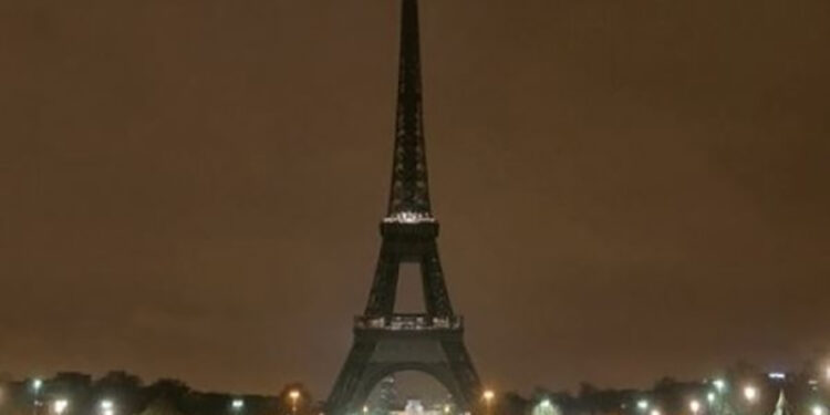برج “إيفل” بباريس يطفئ أنواره حدادا على بابا الفاتيكان