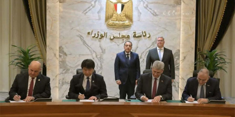 رئيس الوزراء يشهد توقيع حزمة من العقود الخاصة بمقاول الائتلاف المصري الصيني المشترك
