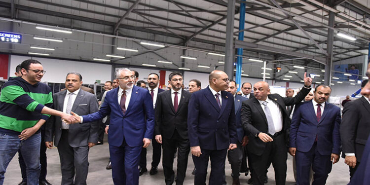 وزير العمل يصطحب نظيره التركي في زيارة إلى شركة “جيد تكستايل” بالعاشر من رمضان