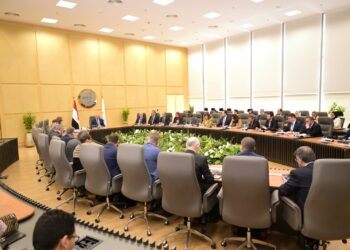 وزير الصناعة والنقل يبحث مع 29 شركة ومؤسسة فرنسية فرص الاستثمار بالسوق المصري