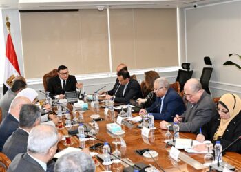 وزير الإسكان يعقد اجتماعا موسعا مع قيادات الجهات التابعة للوزارة لمتابعة ملفات العمل