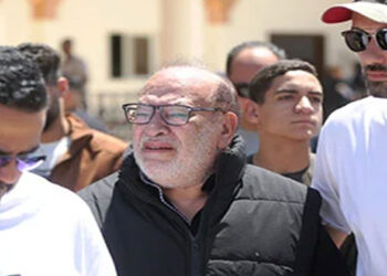 انهيار صلاح عبد الله في جنازة سليمان عيد وكريم محمود عبد العزيز يسانده