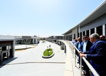 وزير الإسكان يقوم بجولة موسعة بمشروع “حدائق تلال الفسطاط” بمحافظة القاهرة سيرا على الأقدام