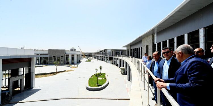 وزير الإسكان يقوم بجولة موسعة بمشروع “حدائق تلال الفسطاط” بمحافظة القاهرة سيرا على الأقدام