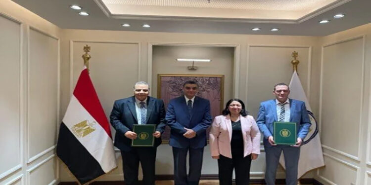 نائبة وزيرة التضامن تشهد توقيع عقود تجهيز وفرش 6 مراكز للتجميع