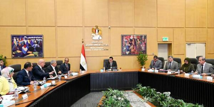 وزير الإسكان يتابع موقف تنفيذ مشروعات المبادرة الرئاسية “حياة كريمة” بمحافظتي أسوان وبني سويف