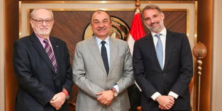 وزير قطاع الأعمال يبحث مع شركة إيطالية تطورات مشروع كيما للأسمدة بأسوان