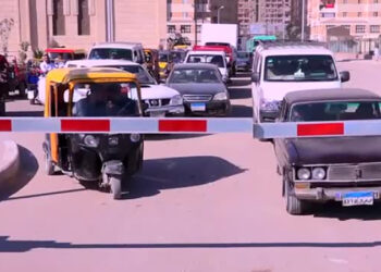 النقل تناشد المواطنين المشاركة في التوعية بضروة الالتزام بعدم اقتحام المزلقان أو السير عكس الاتجاه أثناء غلقه