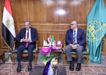 وزير الاتصالات والتكنولوجيا: نستهدف ربط 250 ألف منزل بكابلات الألياف الضوئية في محافظة القليوبية