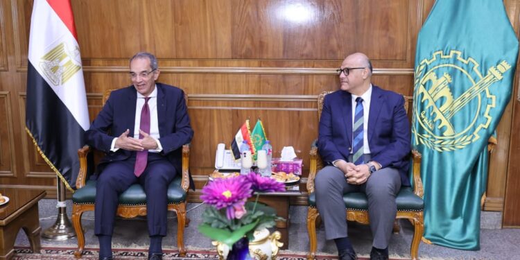وزير الاتصالات والتكنولوجيا: نستهدف ربط 250 ألف منزل بكابلات الألياف الضوئية في محافظة القليوبية