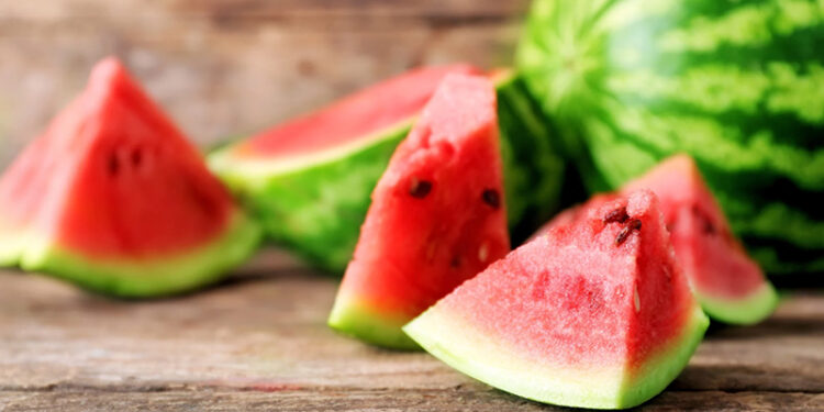 فوائد صحية مذهلة لا تُعد لتناول البطيخ