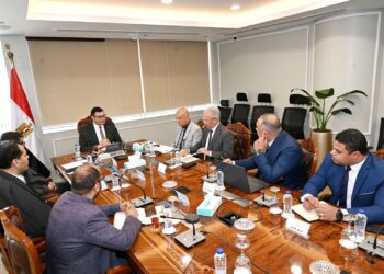 وزير الإسكان يُتابع موقف توريد وتركيب عدادات المياه مسبقة الدفع بالمدن الجديدة